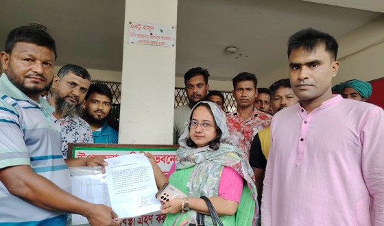 পীরগঞ্জে ইউটার্নের দাবিতে ইউএনও বরাবর স্মারকলিপি প্রদান