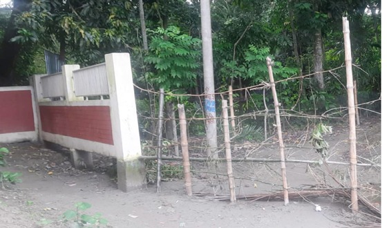স্কুলের প্রবেশপথে বাঁশের বেড়া, শিক্ষার্থীদের বিক্ষোভ