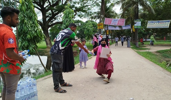 হিলিতে এইচএসসি পরীক্ষার্থী ও অভিভাবকদের মাঝে খাবার পানি বিতরণ