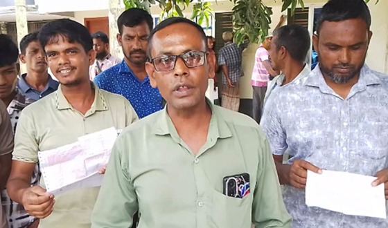 তানোরে পল্লী বিদ্যুৎ অফিসে গ্রাহকদের বিক্ষোভ