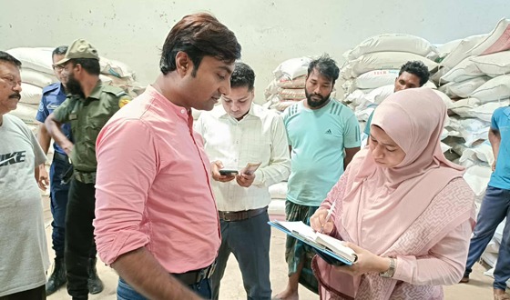 মহেশপুরে প্লাস্টিকের বস্তায় চাল বাজারজাত করায় জরিমানা