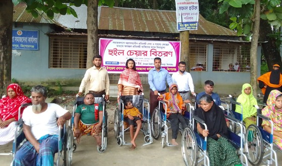 হোসেনপুরে ১৫ প্রতিবন্ধীর মাঝে হুইলচেয়ার বিতরণ