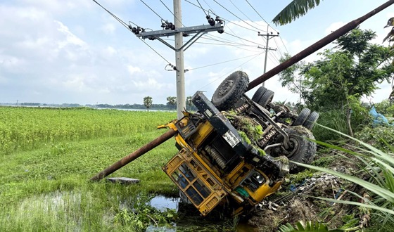 কেশবপুরে ট্রাক উল্টে খাদে