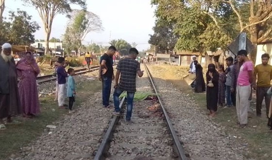 চলন্ত ট্রেনের নিছে ঝাঁপ দিয়ে ব্যবসায়ীর আত্মহত্যা