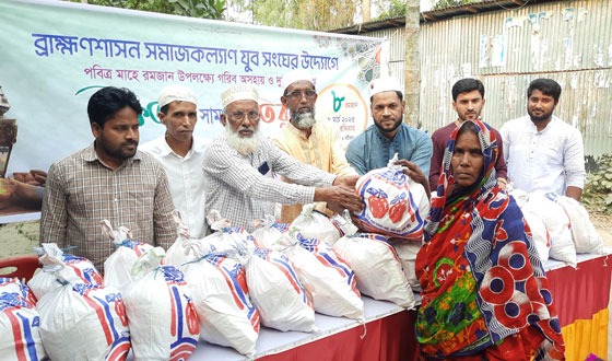 নাসিরনগরে দু:স্থ পরিবারের মাঝে ইফতার সামগ্রী বিতরণ