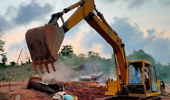 শেরপুরে ভেঙে গুড়িয়ে দেওয়া হলো ২ অবৈধ ইটভাটা
