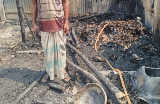 ভেড়ামারায় সন্ত্রাসী হামলায় ৪ বাড়ি ভাংচুর, গুলি বর্ষন