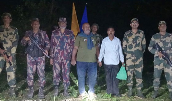 বিজিবি বিএসএফ’র পতাকা বৈঠকে দুই বাংলাদেশী নাগরিককে হস্তান্তর
