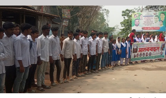 এসএসসি পরিক্ষার্থীকে পিটিয়ে আহতের ঘটনায় মানবন্ধন, গ্রেপ্তার ১