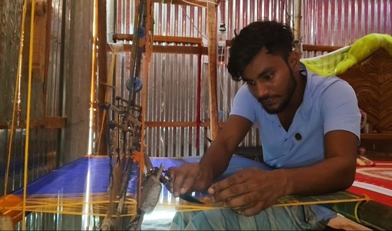জামদানী শাড়ী বুনে তাক লাগিয়ে দিয়েছেন হাইমচরের রনি