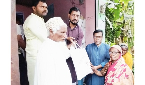 কেদারপুর সমাজকল্যাণ ও ক্রীড়া সংস্থার উদ্যোগে ইফতার বিতরণ