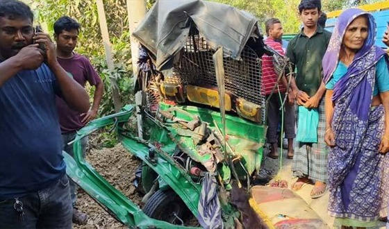 গাজীপুর ইটভর্তি ট্রাক-সিএনজি সংঘর্ষ, নিহত ৩