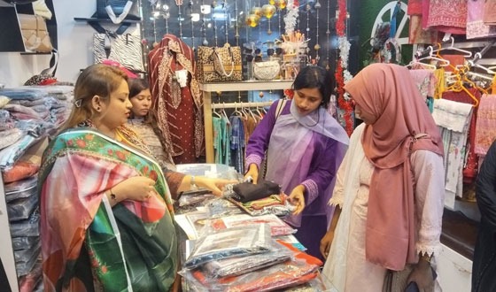 কুমিল্লা বিপনী বিতানগুলোতে জমে উঠেছে ঈদ বাজার