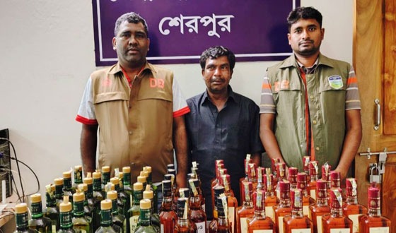 শেরপুরে ভারতীয় মদসহ কারবারি আটক