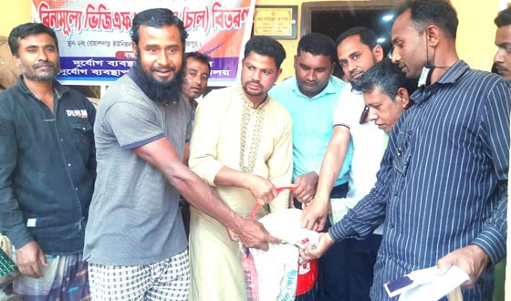 হাকিমপুরে ভিজিএফের চাল পেয়ে খুশি নিন্ম আয়ের মানুষ