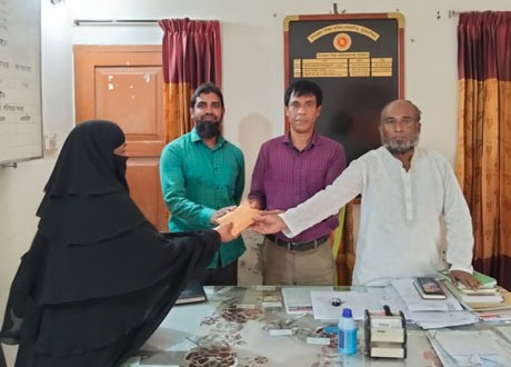 গফরগাঁওয়ে অসহায় এক শিক্ষকের পাশে শিক্ষকবৃন্দ