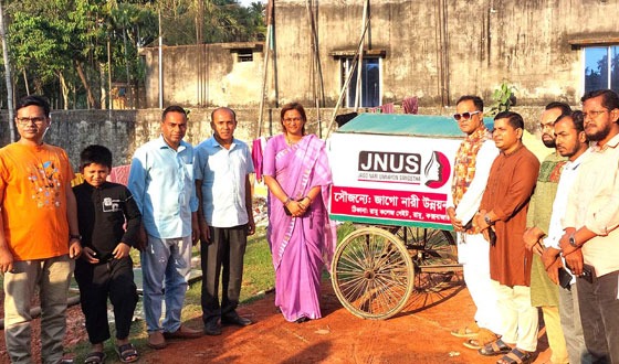 চৌমুহনী স্টেশনে জাগো নারী উন্নয়ন সংস্থার ট্রাইসাইকেল প্রদান