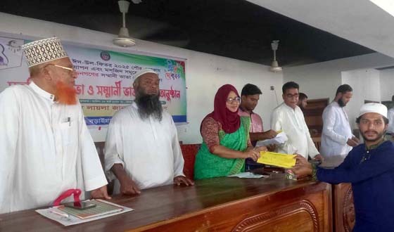 বড়াইগ্রাম পৌরসভায় ইমাম-মুয়াজ্জিনদের মাঝে বিশেষ সম্মানী