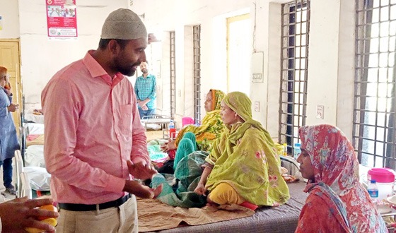 বিরল হাসপাতালে রোগীদের চিকিৎসার খোঁজ নিয়ে ফল বিতরণ