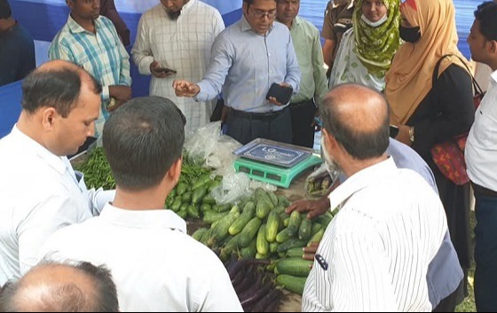 গফরগাঁওয়ে সুলভ মূল্যের হাট, ক্রেতাদের উপচেপড়া ভিড়