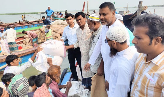 চাঁদপুর রাজরাজেশ্বরে জাটকা রক্ষা কর্মসূচির জেলে চাল বিতরণ