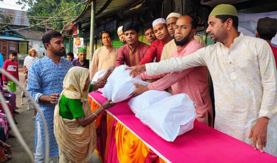 নাসিরনগরে শতাধিক অসহায়-দুস্থদের মাঝে ইফতার ও ঈদ সামগ্রী বিতরণ