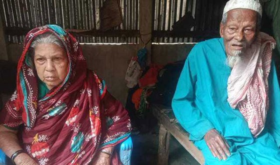 মানবেতর জীবন যাপন করছেন হোসেনপুরের শতবর্ষী দম্পতি