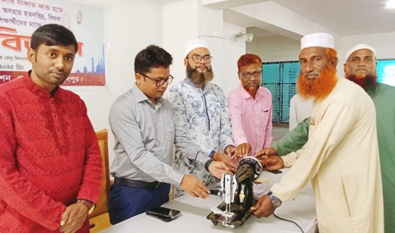 মেলান্দহে অস্বলদের মাঝে সেলাই মেশিন ও নগদ অর্থ বিতরণ