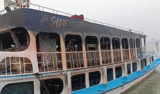 বরিশালে নোঙর করা লঞ্চে অগ্নিকান্ড
