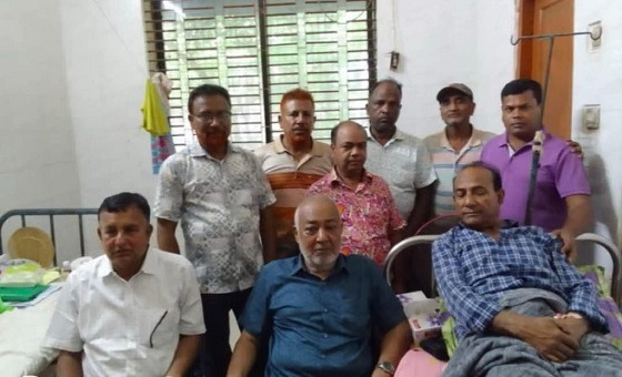 জেলা বি এন পির  আহবায়ক অসুস্থ কুতুবউদ্দিন কে হাসপাতালে দেখতে  যান দৌলতপুর বি এন পির আহবায়ক, সাবেক এমপি বাচ্চু মোল্লা ।