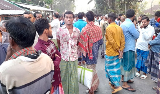 চিতলমারীতে প্রভাতে বসে ‘মানুষ বিক্রির হাট’