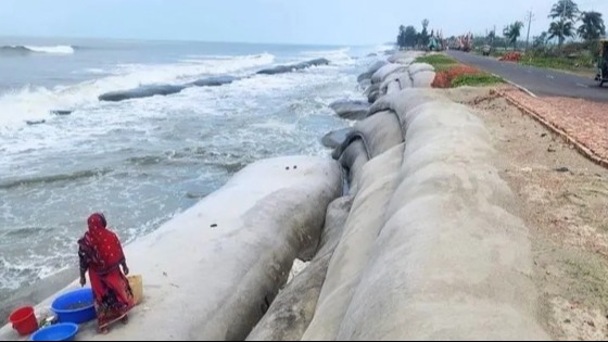 মেরিন ড্রাইভ সড়কে আবারও ভাঙনের শংকা
