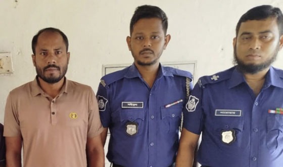 নাজিরপুরে অস্ত্র মামলায় সেচ্ছাসেবক দল নেতা গ্রেফতার