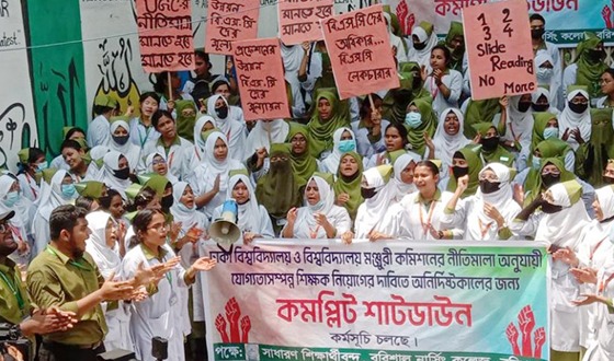 বরিশালে আন্দোলনরত ডিপ্লোমা নার্সদের ওপর হামলায় আহত ৪