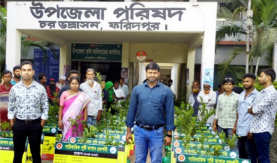 চরভদ্রাসনে পুষ্টি বাগানের মালামাল বিতরন সম্পন্ন