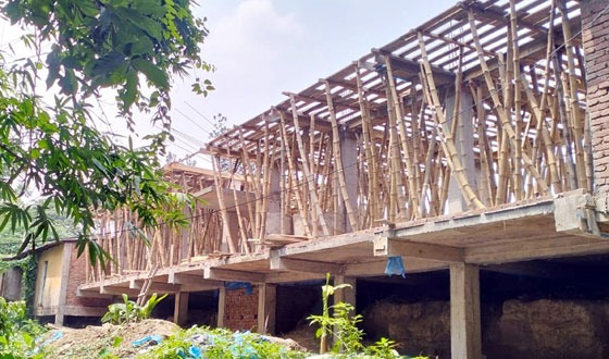 বরিশালে সরকারি খাল দখল করে পাকা স্থাপনা নির্মান