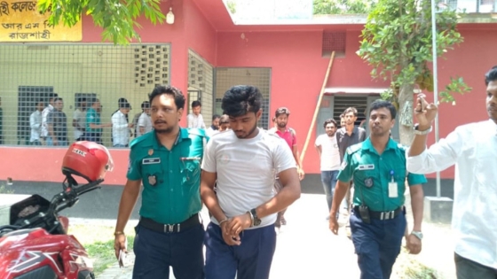 রাজশাহী কলেজে ক্লাস করতে আসা ছাত্রলীগ কর্মীকে আটক করে পুলিশে সোপর্দ