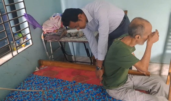 চাঁদপুরে গৃহবন্দী মুক্তিযোদ্ধার বাঁধন খুললেন ইউএনও