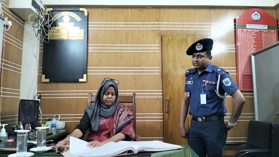 বাগমারায় থানা ও শিক্ষা প্রতিষ্ঠান পরিদর্শন করলেন জেলা প্রশাসক