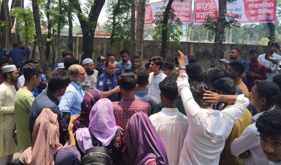লালমোহনে শিক্ষার্থীদের সড়ক অবরোধ