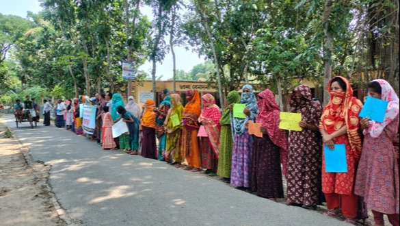শিক্ষিকার অপসারণ দাবিতে কালিগঞ্জে মানববন্ধন