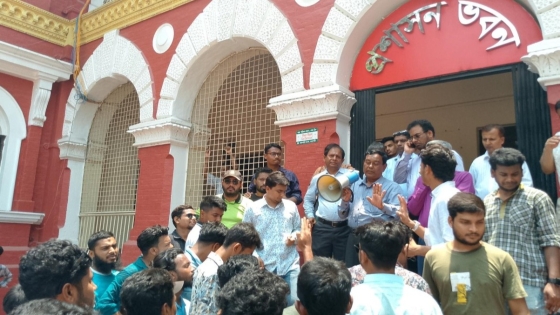 রাজশাহী কলেজে হোস্টেলের ভাড়া কমানোর দাবিতে বিক্ষোভ