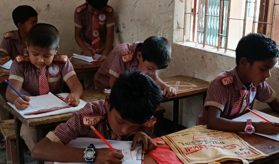 ঝিনাইদহে বিদ্যালয়ে নেই পর্যাপ্ত ফ্যান, মর্নিং শিফট চালুর দাবি