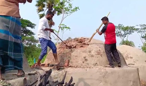 কয়লা তৈরীর ২৩টি অবৈধ চুল্লি গুড়িয়ে দিলেন আদালত