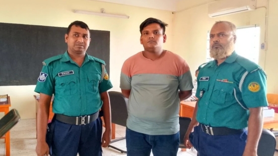 রাজশাহী কলেজে বহিরাগত এক যুবককে আটক করে পুলিশে সোপর্দ