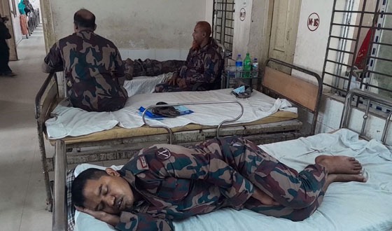 চোরাকারবারির হামলায় দুই বিজিবি সদস্য গুরুতর আহত