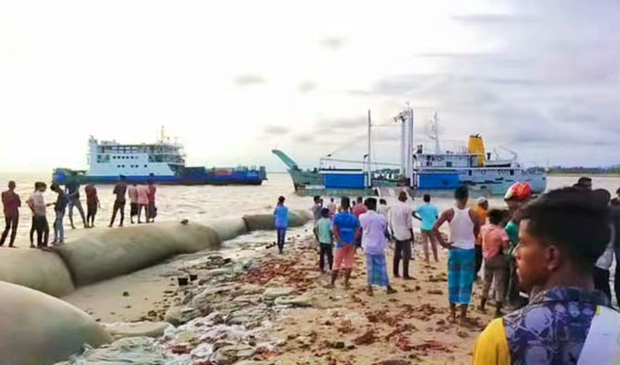সীতাকুণ্ডে বাঁশবাড়িয়া সমুদ্র সৈকত যেন মৃত্যুর ফাঁদ