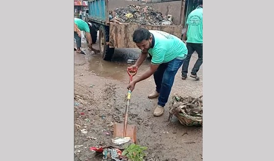 কলমাকান্দায় ব্যবসায়িক মালিক সমিতির পরিষ্কার পরিচ্ছন্নতা কর্মসূচি