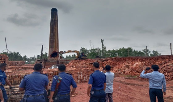 গুঁড়িয়ে দেয়া হলো পীরগাছার সেই ইটভাটা কৃষকদের আনন্দ মিছিল
