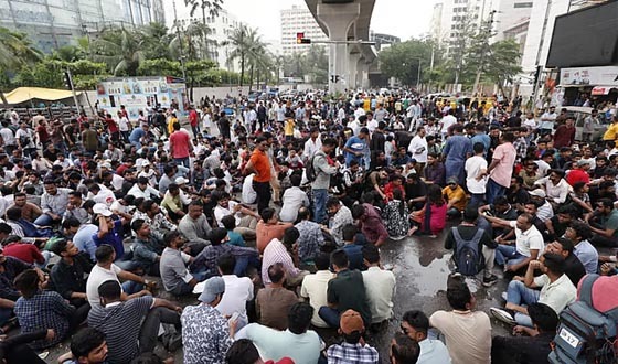 শাহবাগ-ইন্টারকন্টিনেন্টাল মোড়ে ছাত্রদলের অবস্থান, যানজটে অচল রাজধানী